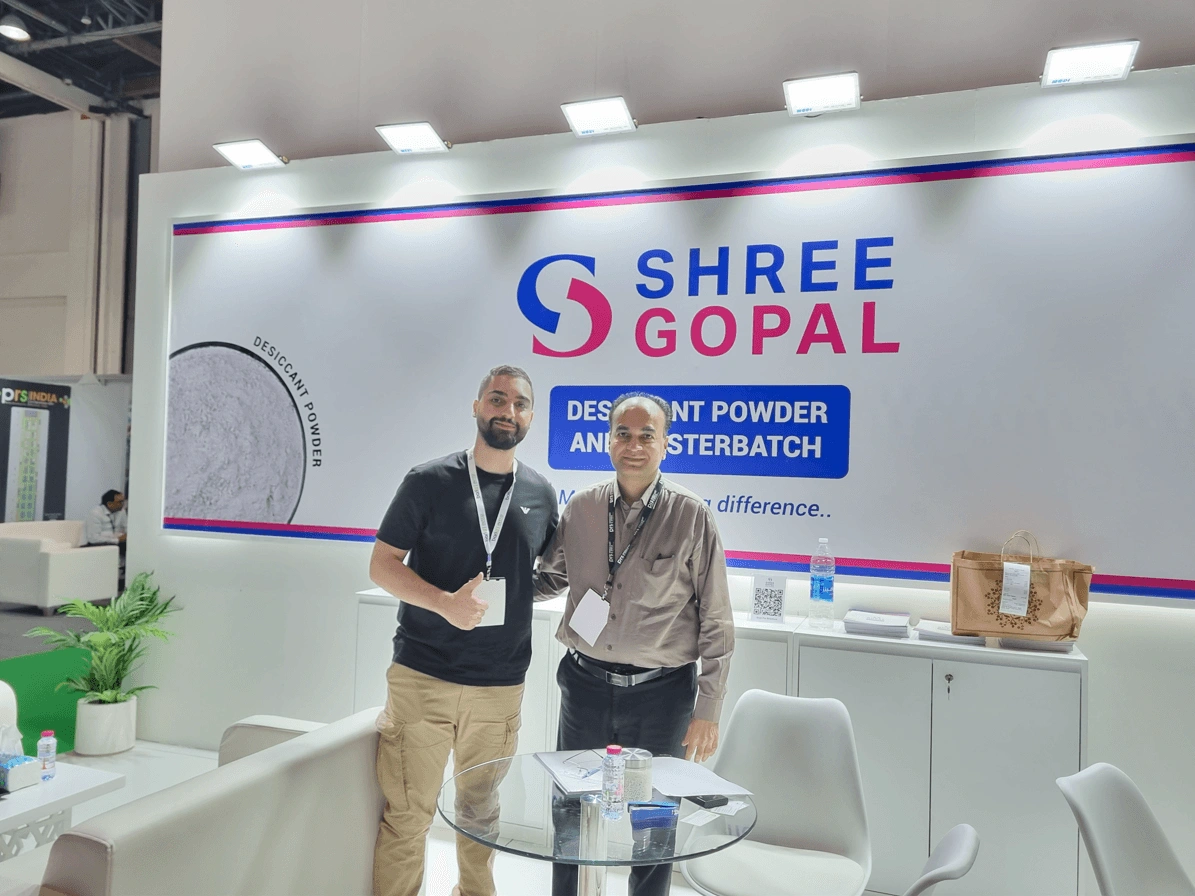 Shreegopal Polychem team with a customer at the desiccant powder & masterbatch booth, PRS ME&A 2024